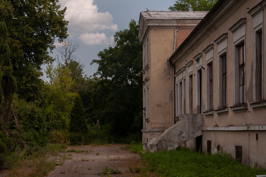 Abandoned Historic Palace in Poland &ndash; Decay of European Aristocracy