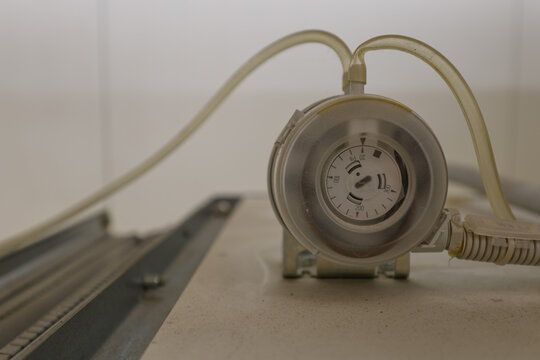 Transparent plastic hoses on a pressure comparator from the ventilation system.