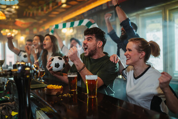 Excited sports fans watching soccer game in pub © Zamrznuti tonovi