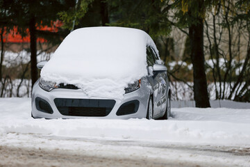 une automobile enneigée en hiver	
