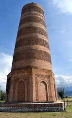 Historisches Monument: Burana-Turm vor strahlend blauem Himmel