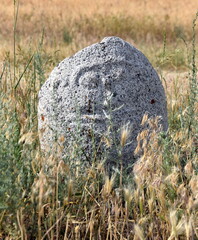 Balbal (Steinstatue) auf einem Kornfeld nahe des Burano-Turms