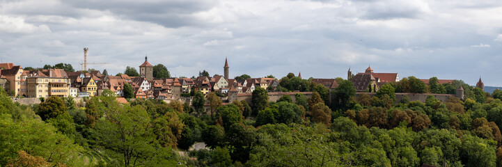 Obraz premium Panoramic viewpoint of Rothenburg ob der Tauber, Bavaria, Germany. Scenic medieval old town with historic rooftops and city walls, popular European travel destination and cultural heritage site.