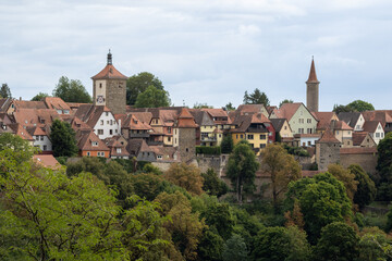 Obraz premium Panoramic viewpoint of Rothenburg ob der Tauber, Bavaria, Germany. Scenic medieval old town with historic rooftops and city walls, popular European travel destination and cultural heritage site.