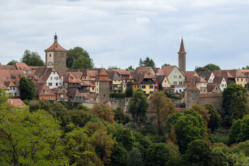 Obraz premium Panoramic viewpoint of Rothenburg ob der Tauber, Bavaria, Germany. Scenic medieval old town with historic rooftops and city walls, popular European travel destination and cultural heritage site.