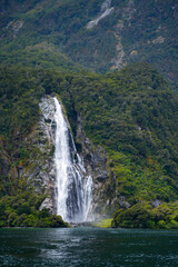 Obraz premium Powerful Waterfall Flowing Through Remote Mountain Wilderness