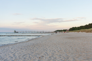 Sonnenuntergang an der Ostseek&uuml;ste bei Zingst, umgeben von der  Strand- und D&uuml;nenlandschaft Mecklenburg-Vorpommerns in Deutschland

