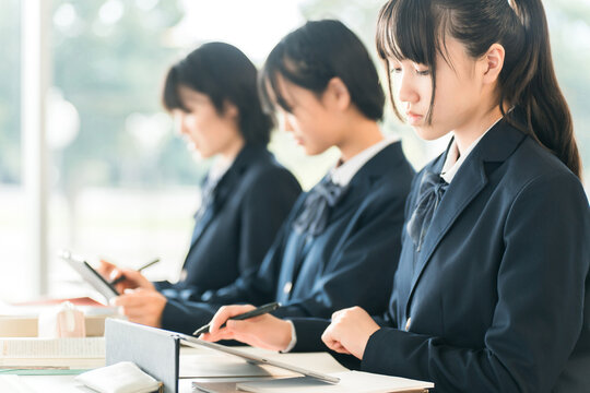 Elementary school, junior high school, and high school students taking classes on tablets and digital computers (ICT education, e-learning)