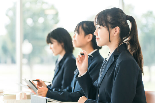 Elementary school, junior high school, and high school students taking classes on tablets and digital computers (ICT education, e-learning)
