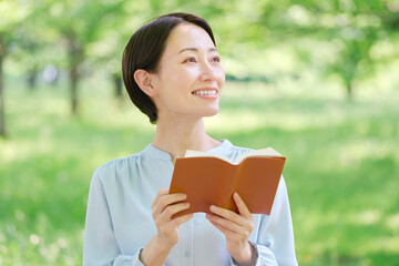 Fototapeta premium 屋外で読書する女性