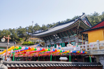 Obraz premium Busan, South Korea, Haedong Yonggungsa Temple view, Buddhist temple in Gijang-gun, coastal sea landscape with shrine facade exterior, Gijang County, Northern Busan, Yeongnam region, sunny spring day