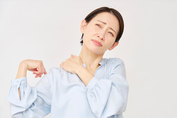 40代の女性　肩こり　白背景