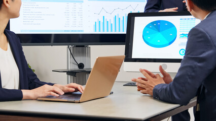 オフィスで会議するビジネスパーソンのグループ