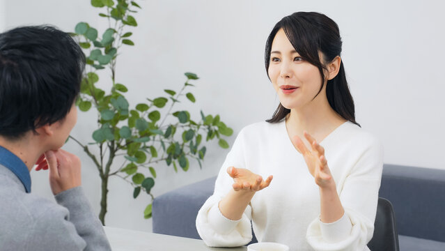 カップル、夫婦、会話、おしゃべり、話す、面談、インタビュー、相談、取材、面接、日本人、婚活、マッチング、デート、ポジティブ、笑顔、笑う、満足、充実、嬉しい、楽しい、喜ぶ、ハッピー、元気、オフィス、リビング、室内、家庭、家族、カフェ、レッスン、スクール、リラックス、カジュアル、女性、男性、美人、教師、接客、ライフスタイル、若い、30代、20代、ビジネス、受付、営業、説明、提案、人物