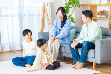 Fototapeta premium リビングで団欒する4人家族