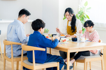 Fototapeta premium ダイニングで食事する4人家族