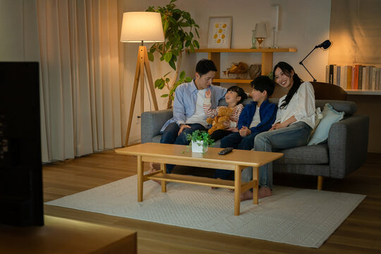 テレビを見る家族