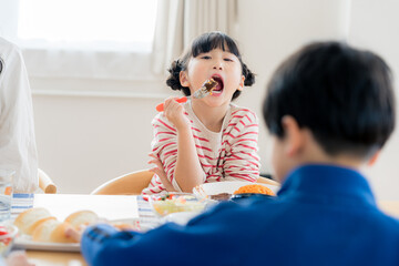 ダイニングで食事する子供