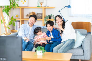 テレビを見る家族