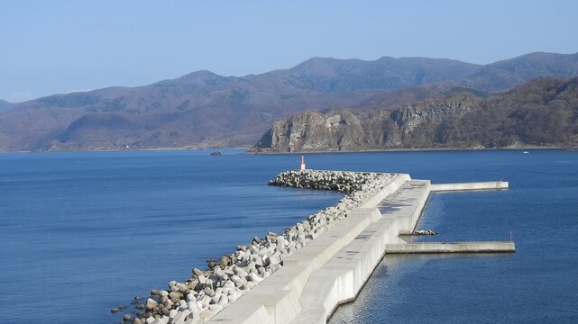 [4K] Kodomari Port and Cape Tappi in Late Autumn: Clear Blue Sea, Breakwater, and Scenic Coast of Tsugaru 【4K】晩秋の小泊港と龍飛岬の風景：澄み渡る青い海と白い堤防、冬を待つ津軽の港町映像素材 撮影日：20251127-1

