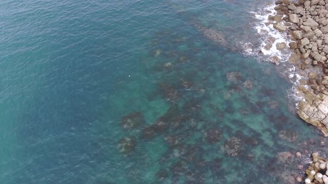 【4Kドローン空撮】震災前の石川県輪島市門前町・皆月海岸。日本海の高い透明度と複雑な岩場のディテール（2024年震災前の撮影アーカイブ）