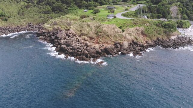 【4Kドローン空撮】震災前の石川県輪島市門前町・皆月海岸。海底隆起前の海底隆起前の美しい磯場と海岸線の全景（2024年震災前の撮影アーカイブ）