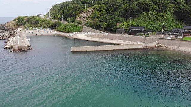 【4Kドローン空撮】震災前の石川県輪島市門前町・皆月海岸。漁船が係留され満々と水を湛える港内の様子（2024年震災前の撮影アーカイブ）