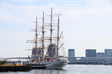 Fototapeta premium 東京ウオーターフロント。晴海埠頭に係留される海技教育機構 日本丸