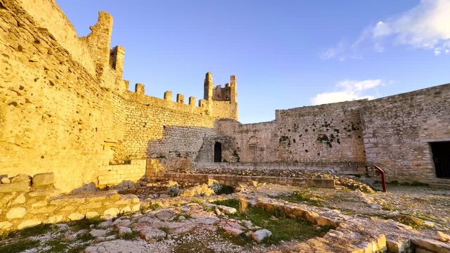 Precioso castillo de alcal&aacute; de chivert iluminado por un espectacular atardecer