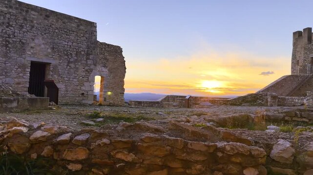 Precioso castillo de alcal&aacute; de chivert iluminado por un espectacular atardecer