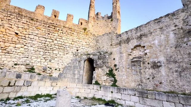 Precioso castillo de alcal&aacute; de chivert iluminado por un espectacular atardecer