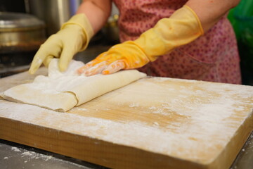 나무 도마 위에서  쫄깃한 식감의 수제 칼국수 생면 반죽 과정 © van_sinsy