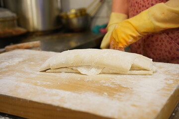 나무 도마 위에서  쫄깃한 식감의 수제 칼국수 생면 반죽 과정