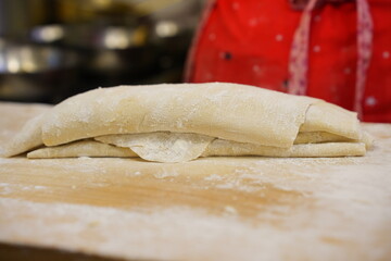 나무 도마 위에서  쫄깃한 식감의 수제 칼국수 생면 반죽 과정