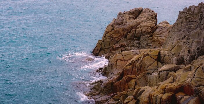 fondo con paisaje de verano en la costa rocosa junto a las olas del mar