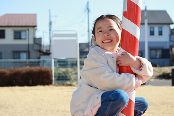 冬の公園で遊ぶ女の子