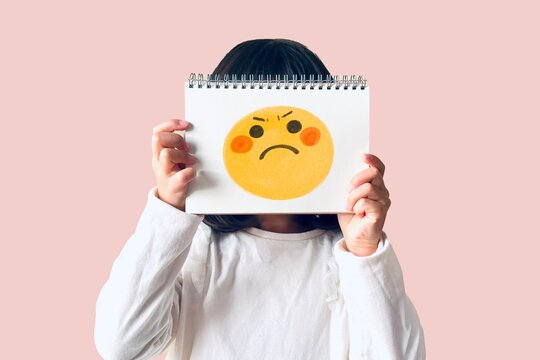怒ってむくれている子ども