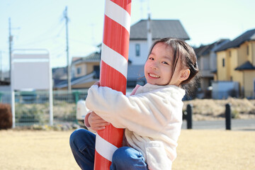 冬の公園で遊ぶ女の子