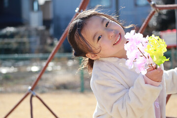 冬の公園で遊ぶ女の子