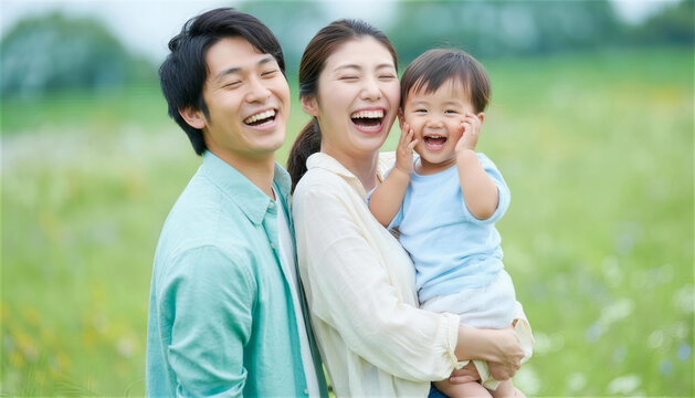 緑の中で大笑いする仲良し親子3人