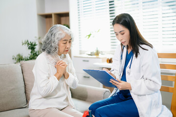 Obraz premium Female doctor explaining heart health with anatomy model to senior woman. Healthcare, cardiology, medical consultation, elderly care, prevention