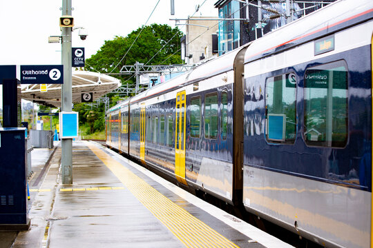 A train approach and leaving a platform at an Auckland train station