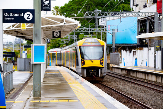 A train approach and leaving a platform at an Auckland train station
