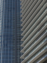 都会にそびえ立つ高層ビル群の幾何学的な重なりとモダンな建築デザイン