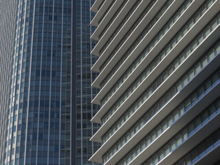 都会にそびえ立つ高層ビル群の幾何学的な重なりとモダンな建築デザイン