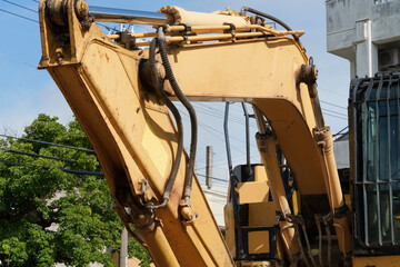 日差しが当たっているパワーショベルのアーム