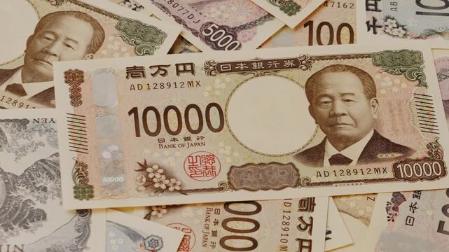 Japanese banknotes. Slide motion. 日本紙幣。スライドしていく映像（横に移動する）