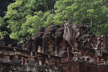 象のテラスとナーガの彫像