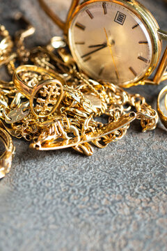 Luxury gold jewelry symbolizes the process of trading precious metals for money, highlighting the concept of selling gold for instant cash.