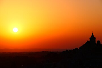 Obraz premium Sunset Castle Silhouette – Dramatic Landscape Photography
